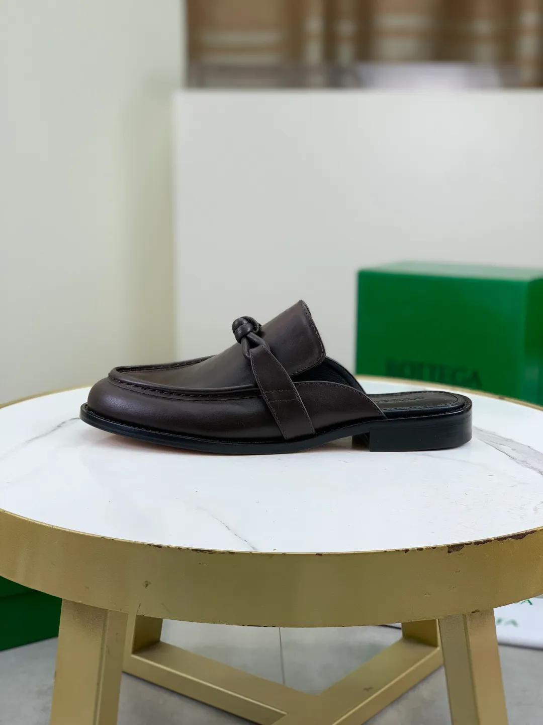 Men's shoes 💰P800 [New model] (genuine leather outsole) water-dyed cow lining 💰High-quality business couple half-slip leather shoes 💎💎💎 BOTTEGA VENETA official website synchronizes the latest top version of BV in the market, accepts material comparison, shoe type comparison, process comparison, practical and textured, versatile and suitable for any occasion, the more you look at it, the more flavorful it becomes. Purely hand-knitted craftsmanship - Upper material, calfskin imported from Italy 🇮🇹 - High-quality water-dyed cowhide lining - Original private model customized leather outsole -Size: Female 35-39 (40 ordered) Male 39-44 (38 45 can be customized) Color: Multiple colors available